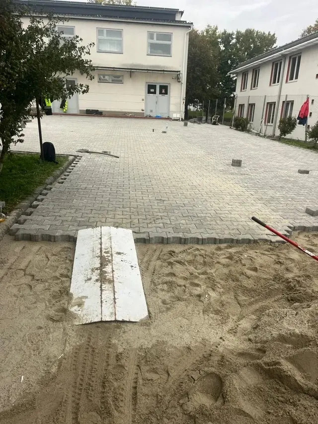 Ágyazóhomok lehúzása és behaton térkő lerakása épületegyüttes udvarán